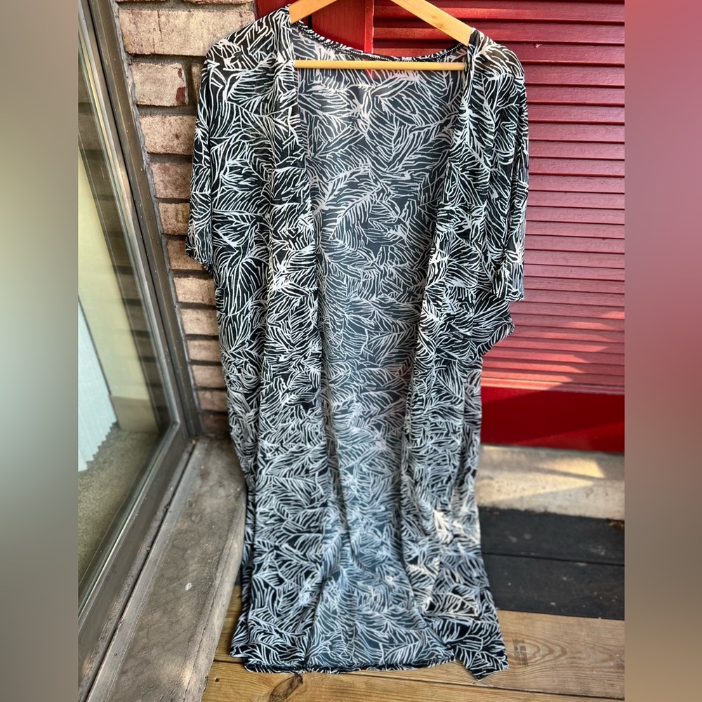 Women’s large black / white kimono